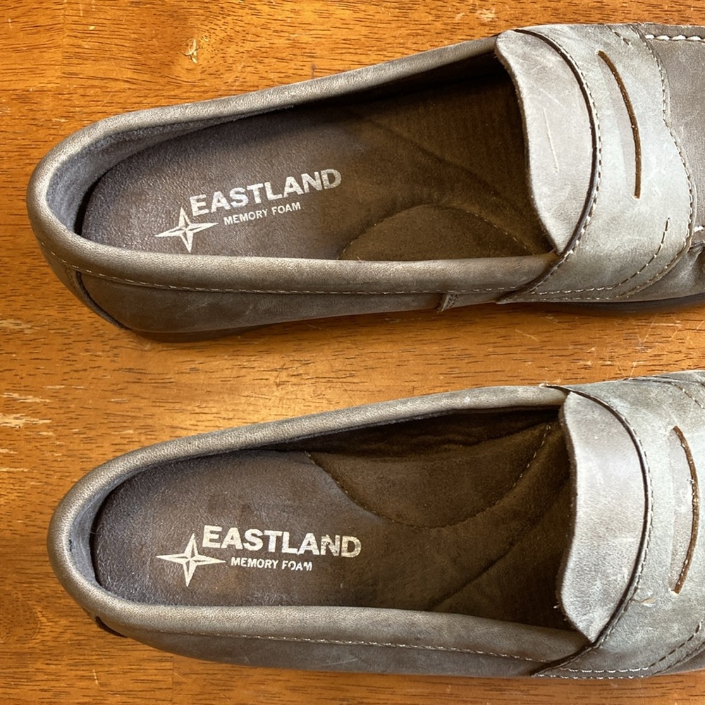 Eastland Womens Size 7.5 Memory Foam Suede Loafers Taupe Brown Classic II Shoes - Picture 5 of 7